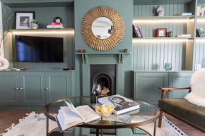 Immaculate Victorian cosy townhouse - beautiful interiors, free parking and moments from Warwick Castle & historic town - Perfect UK break, delightful base for the races, workation and exploring the C